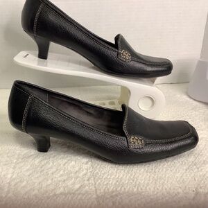 EUC Aersoles black Magic Power leather kitten heel slip on dress